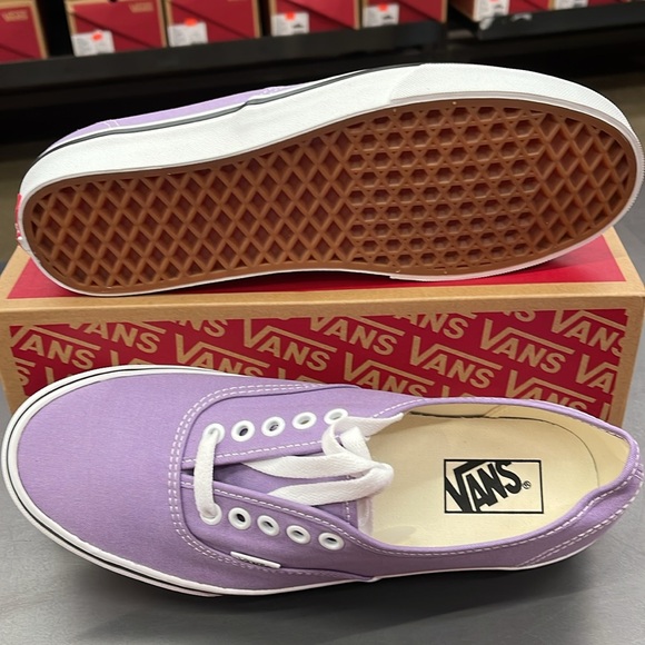 • Vans WMNS Authentic Chalk Violet/True White
VN0A5HZS9GD
Sneakers - Picture 3 of 16